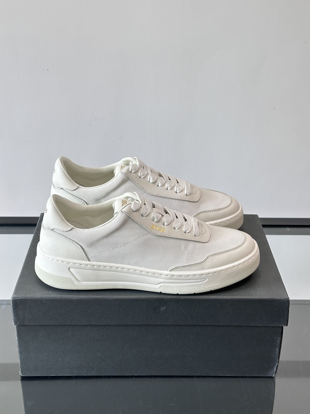 boss复古板鞋，皮质+织物拼接，透气又耐穿，清洁超方便！厚底设计约3-4cm，悄悄增高，日常穿搭无压力