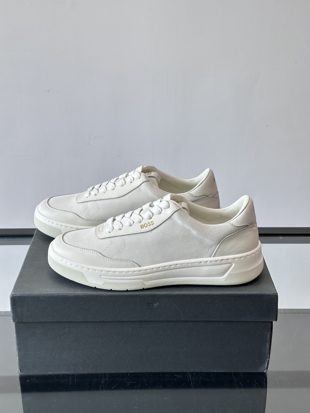 boss复古板鞋，皮质+织物拼接，透气又耐穿，清洁超方便！厚底设计约3-4cm，悄悄增高，日常穿搭无压力