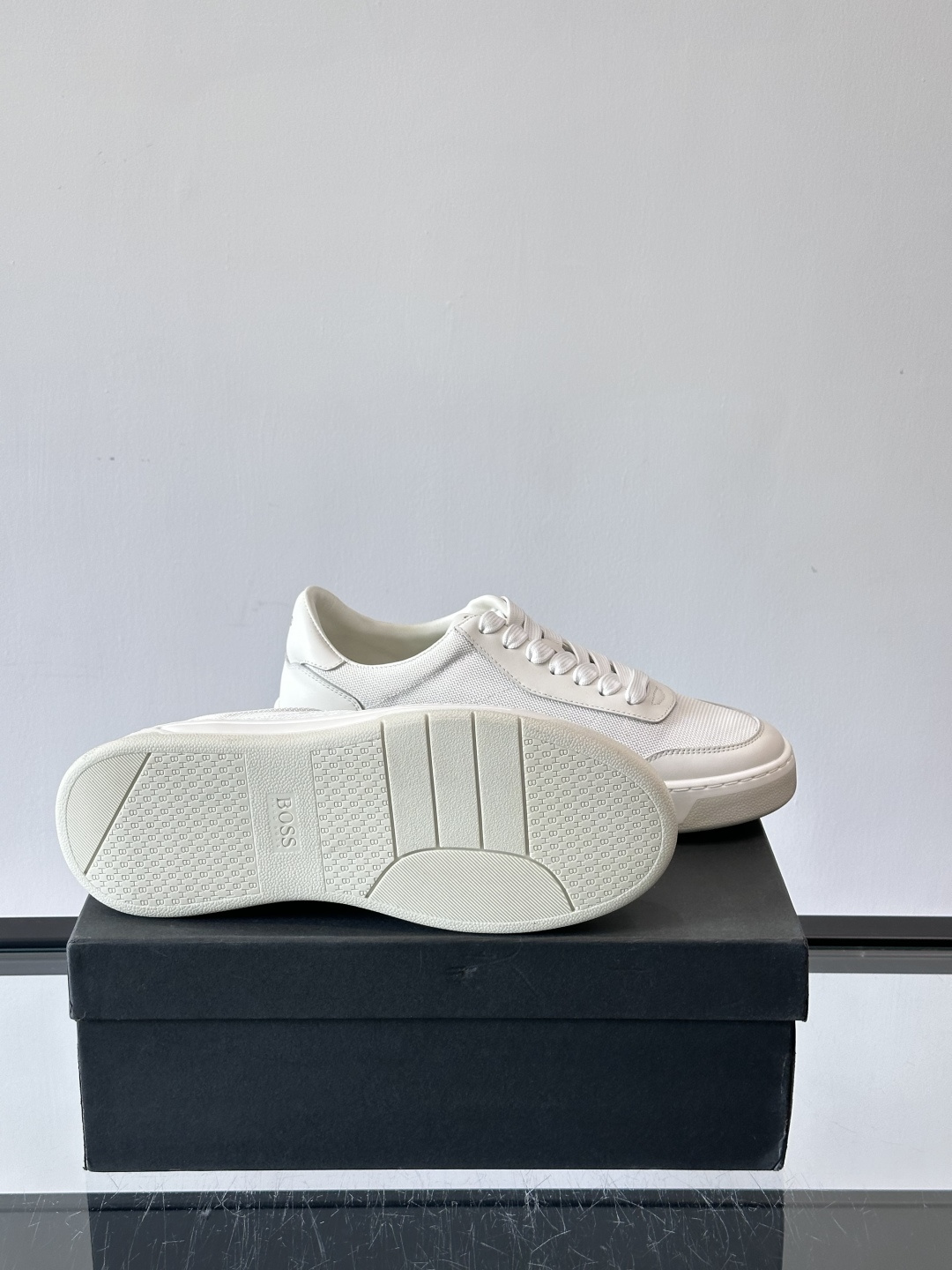 boss复古板鞋，皮质+织物拼接，透气又耐穿，清洁超方便！厚底设计约3-4cm，悄悄增高，日常穿搭无压力