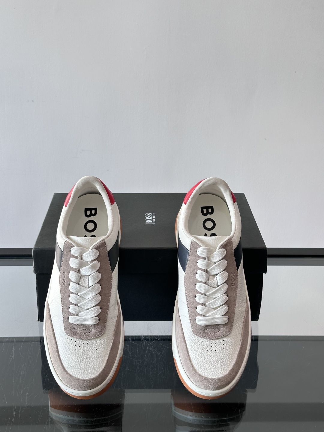 BOSS休闲板鞋，真皮反绒皮拼接，质感细腻又耐用！橡胶鞋底防滑耐磨，日常穿搭超安心。简约设计+经典小白鞋