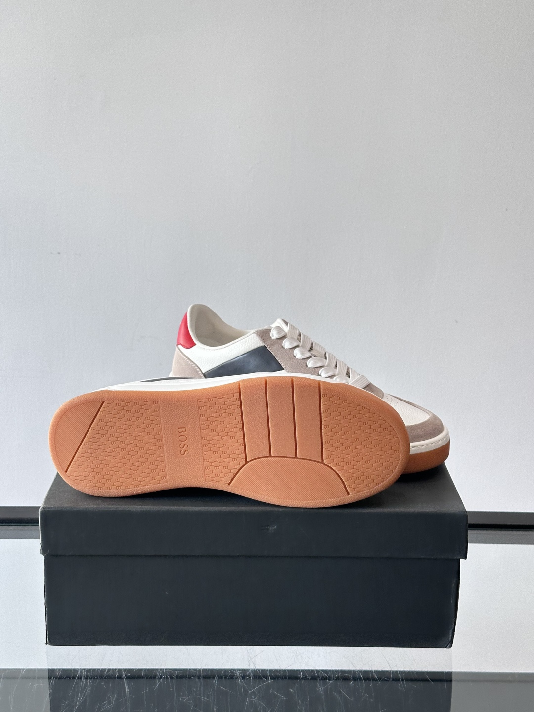 BOSS休闲板鞋，真皮反绒皮拼接，质感细腻又耐用！橡胶鞋底防滑耐磨，日常穿搭超安心。简约设计+经典小白鞋