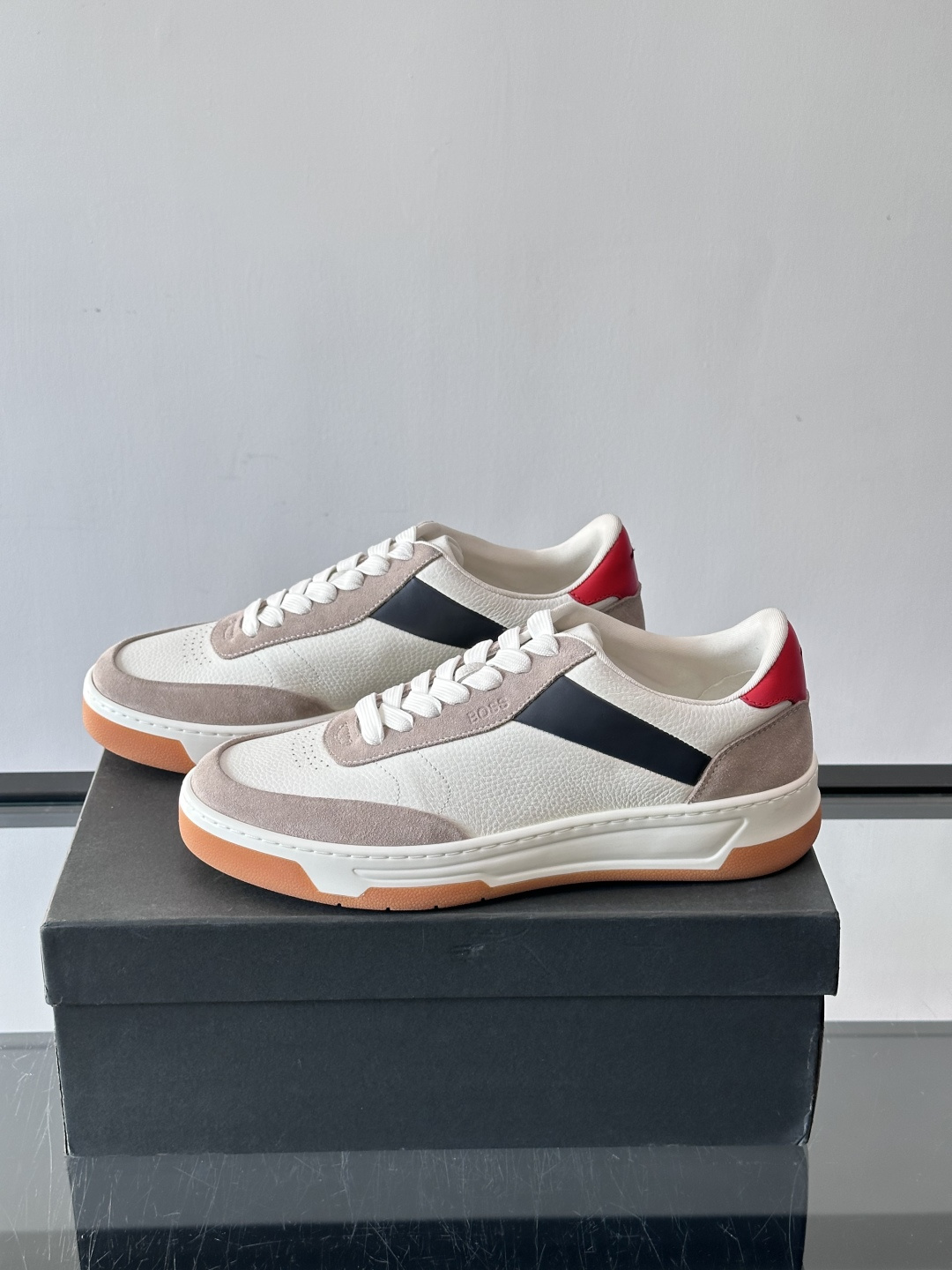 BOSS休闲板鞋，真皮反绒皮拼接，质感细腻又耐用！橡胶鞋底防滑耐磨，日常穿搭超安心。简约设计+经典小白鞋