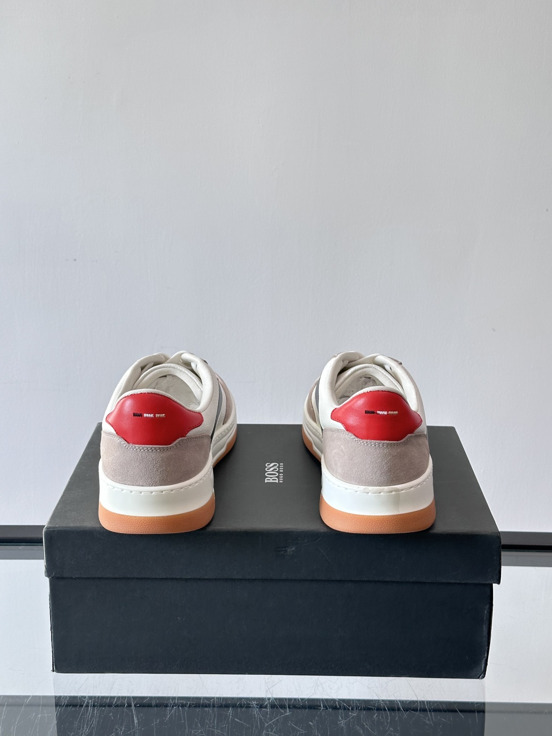 BOSS休闲板鞋，真皮反绒皮拼接，质感细腻又耐用！橡胶鞋底防滑耐磨，日常穿搭超安心。简约设计+经典小白鞋