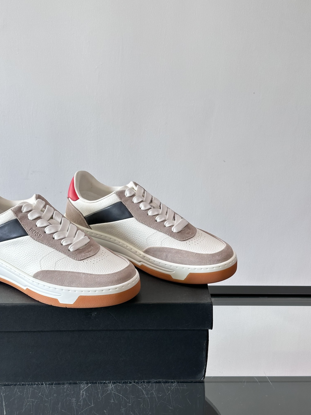 BOSS休闲板鞋，真皮反绒皮拼接，质感细腻又耐用！橡胶鞋底防滑耐磨，日常穿搭超安心。简约设计+经典小白鞋