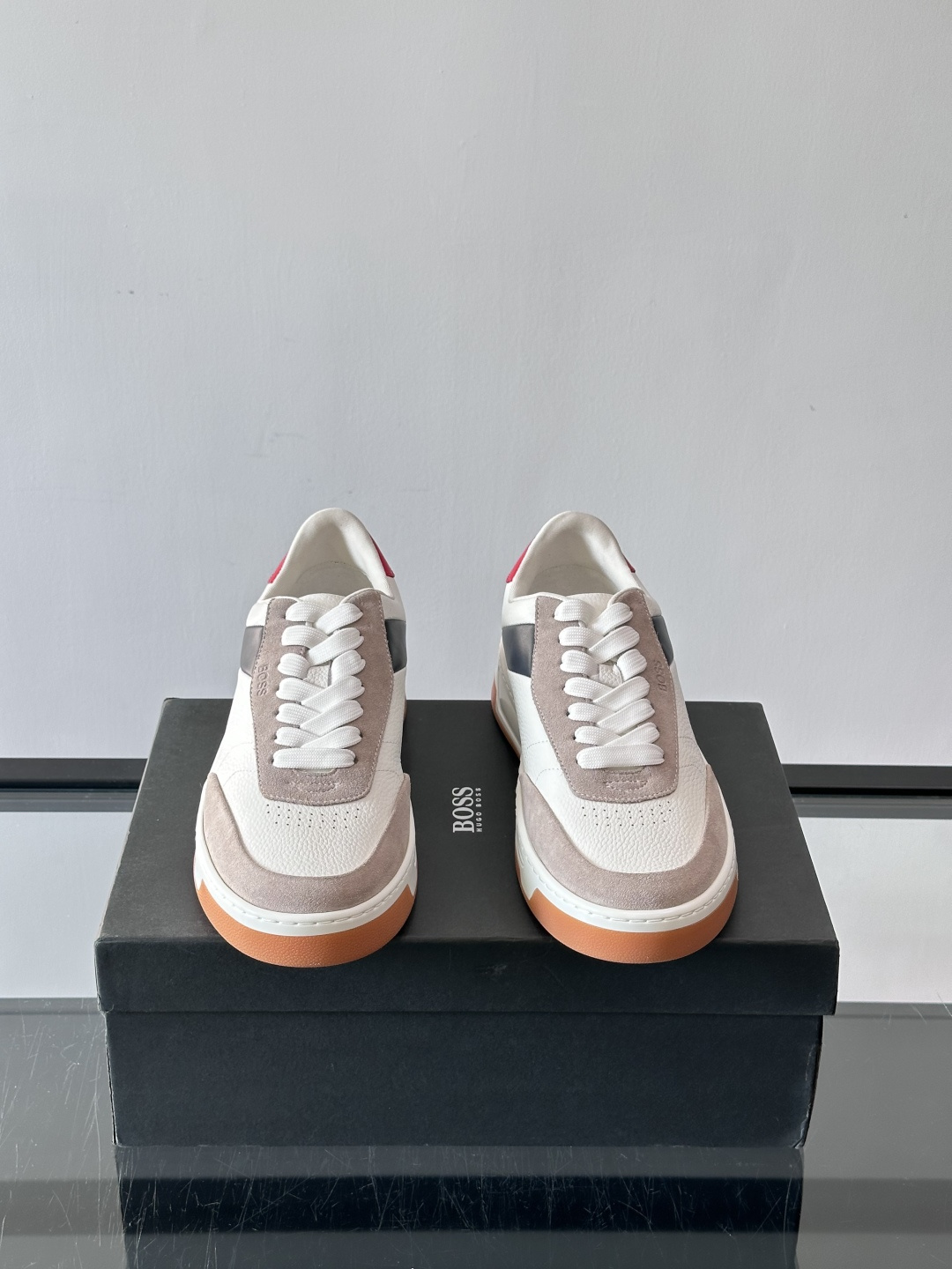 BOSS休闲板鞋，真皮反绒皮拼接，质感细腻又耐用！橡胶鞋底防滑耐磨，日常穿搭超安心。简约设计+经典小白鞋