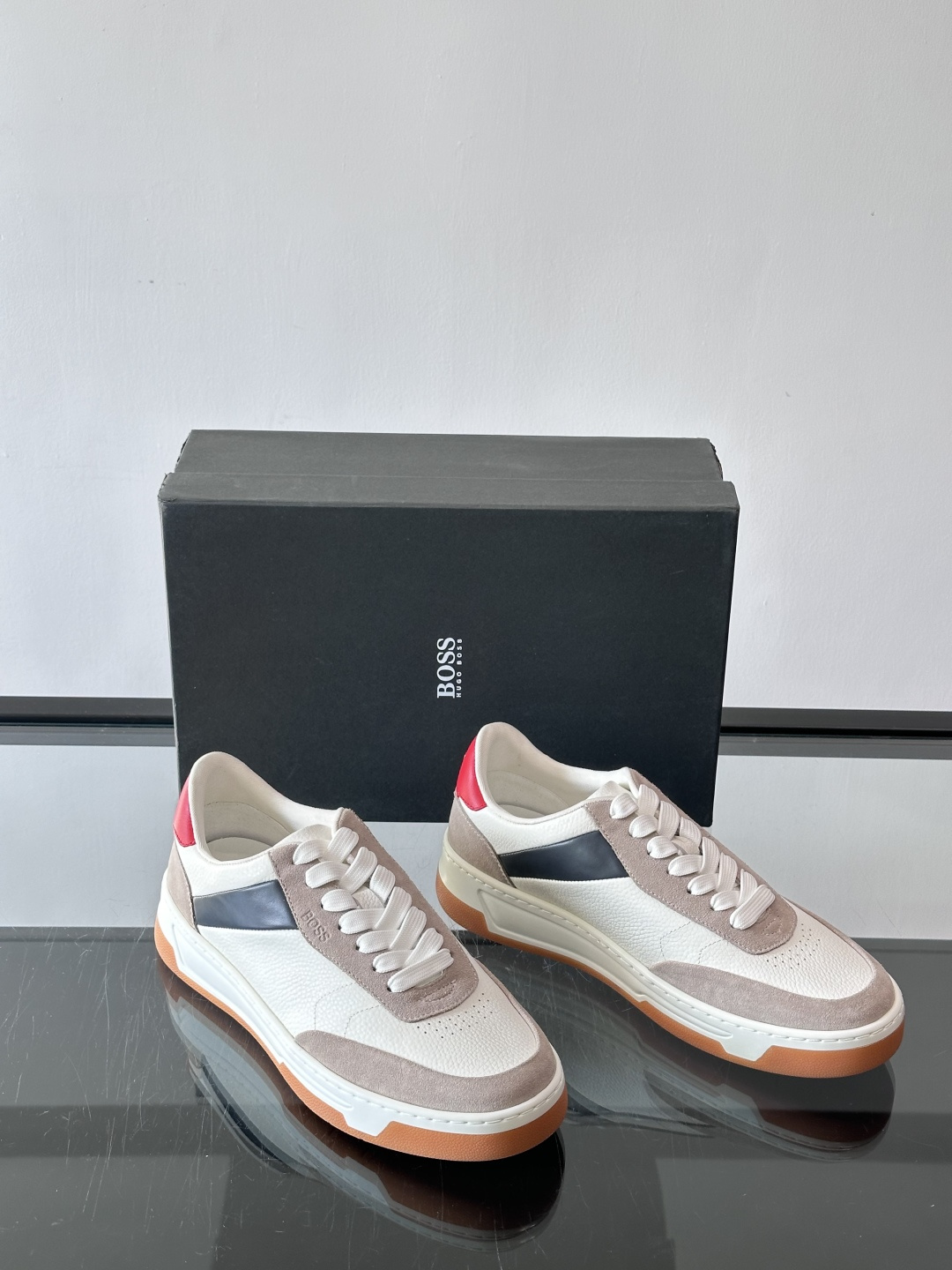 BOSS休闲板鞋，真皮反绒皮拼接，质感细腻又耐用！橡胶鞋底防滑耐磨，日常穿搭超安心。简约设计+经典小白鞋