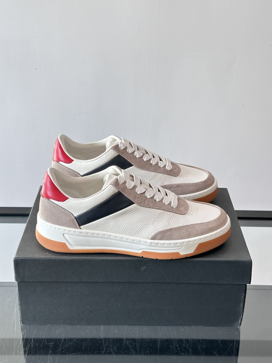 BOSS休闲板鞋，真皮反绒皮拼接，质感细腻又耐用！橡胶鞋底防滑耐磨，日常穿搭超安心。简约设计+经典小白鞋