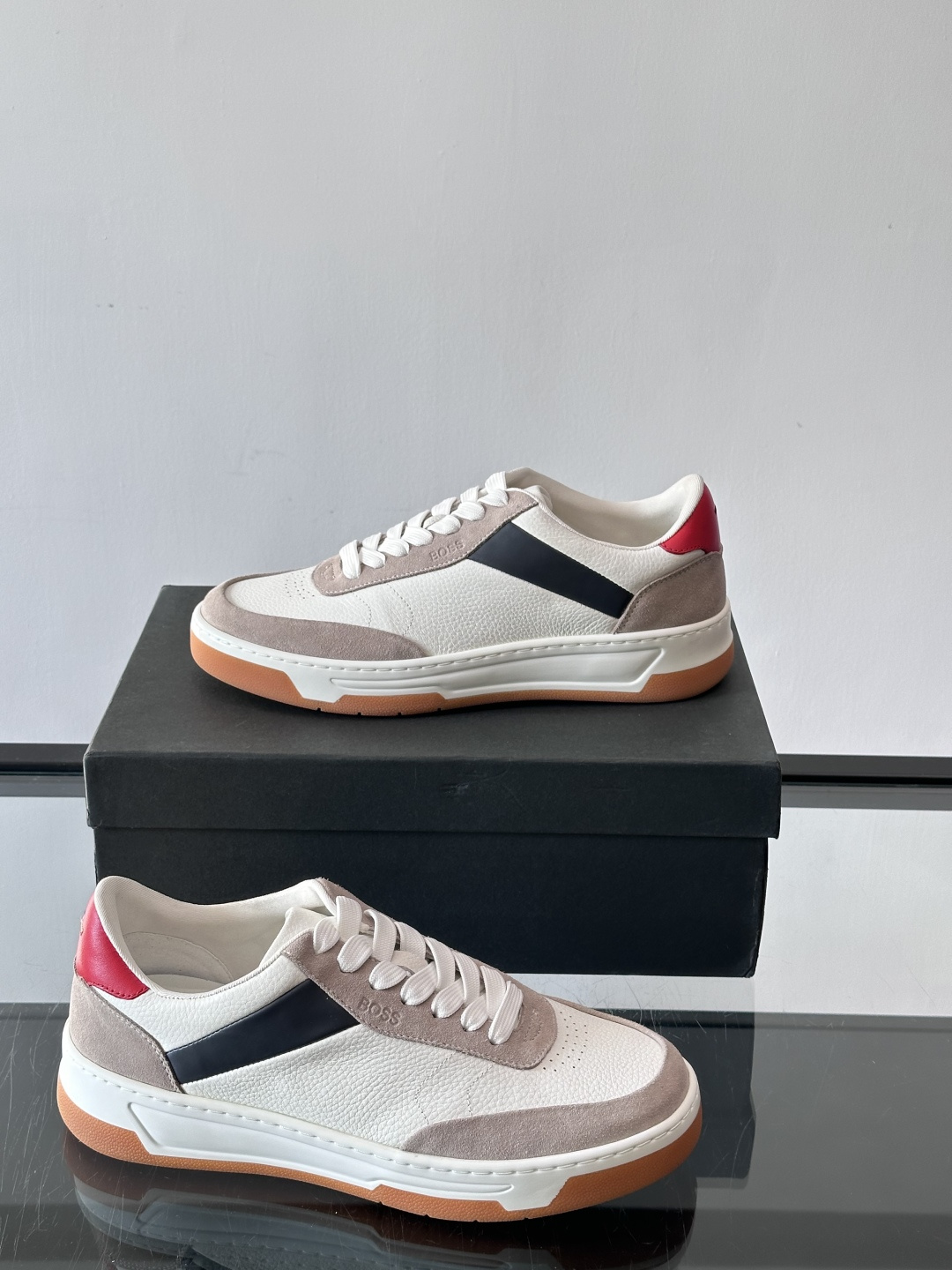 BOSS休闲板鞋，真皮反绒皮拼接，质感细腻又耐用！橡胶鞋底防滑耐磨，日常穿搭超安心。简约设计+经典小白鞋