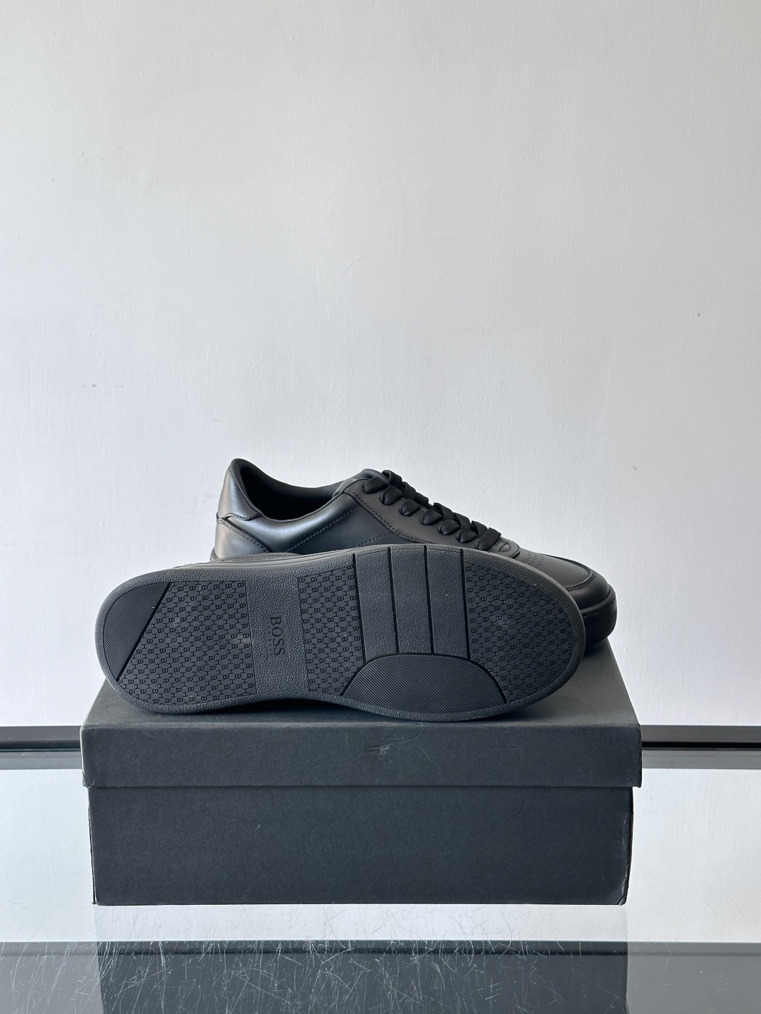 BOSS休闲板鞋，真皮反绒皮拼接，质感细腻又耐用！橡胶鞋底防滑耐磨，日常穿搭超安心。简约设计+经典小白鞋