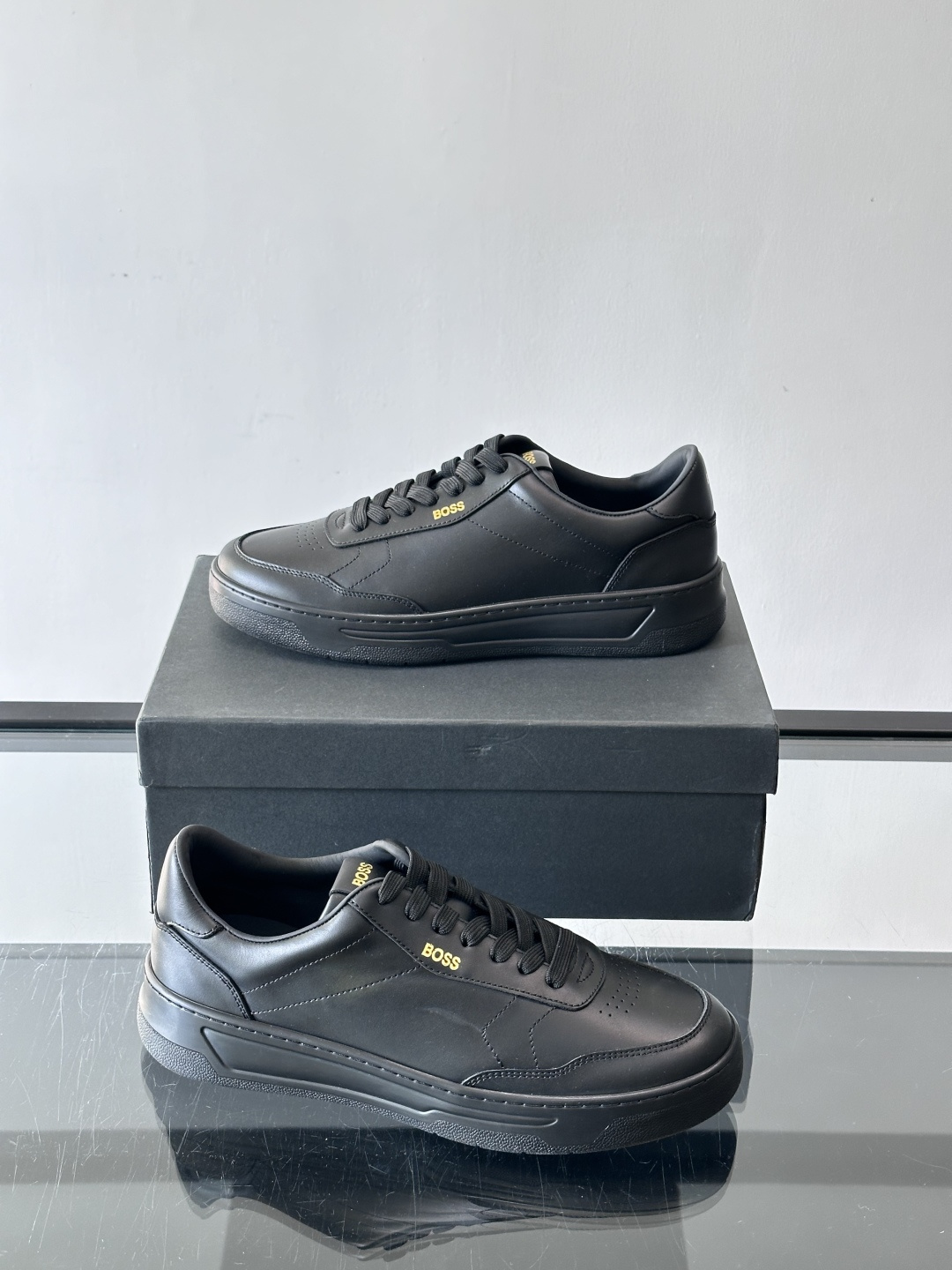 BOSS休闲板鞋，真皮反绒皮拼接，质感细腻又耐用！橡胶鞋底防滑耐磨，日常穿搭超安心。简约设计+经典小白鞋