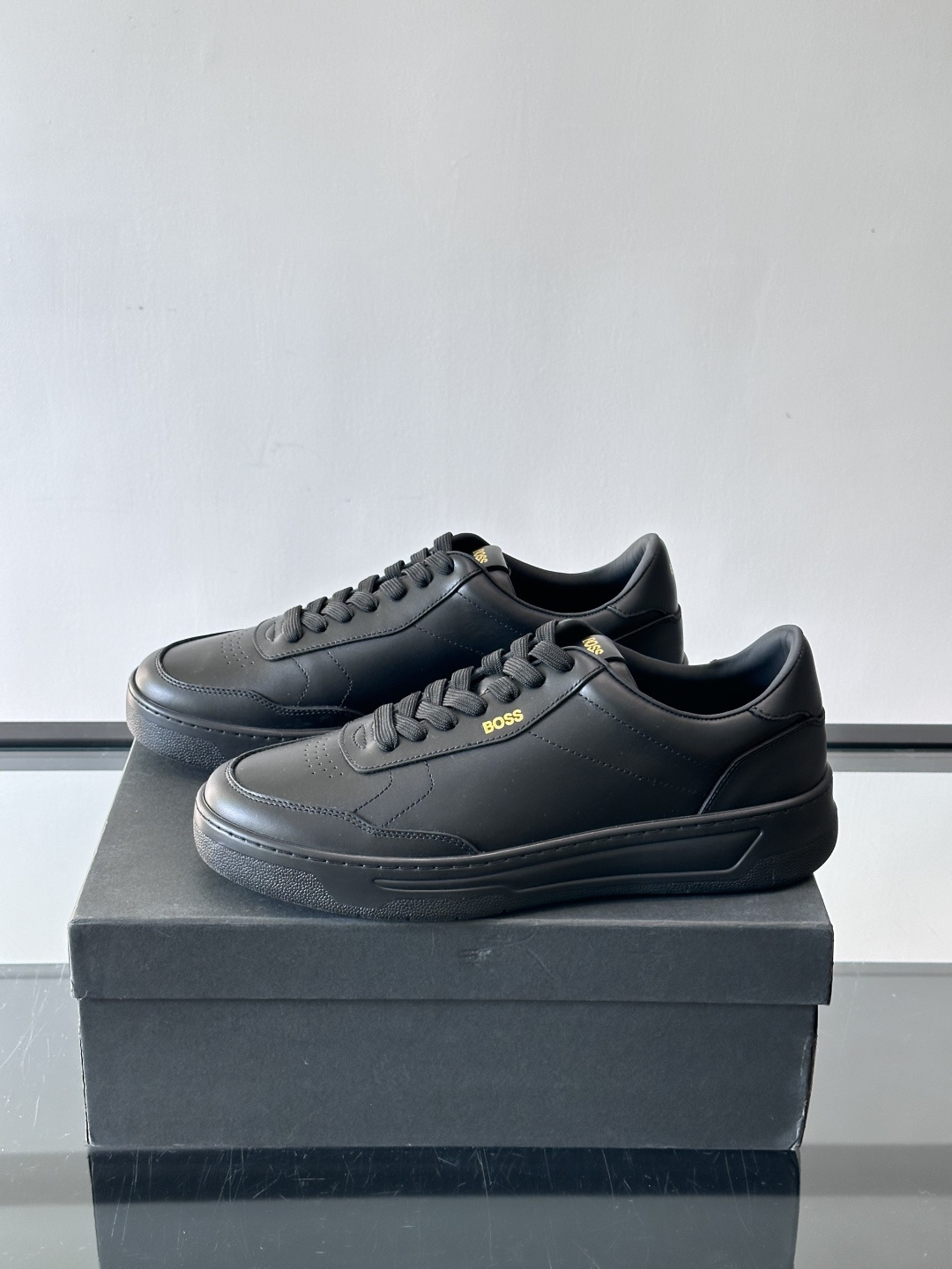 BOSS休闲板鞋，真皮反绒皮拼接，质感细腻又耐用！橡胶鞋底防滑耐磨，日常穿搭超安心。简约设计+经典小白鞋