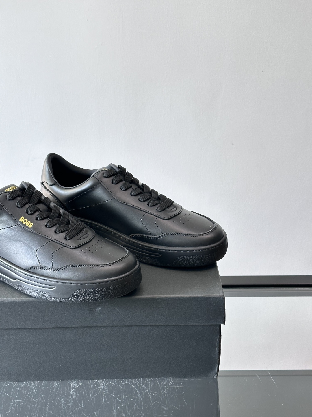 BOSS休闲板鞋，真皮反绒皮拼接，质感细腻又耐用！橡胶鞋底防滑耐磨，日常穿搭超安心。简约设计+经典小白鞋