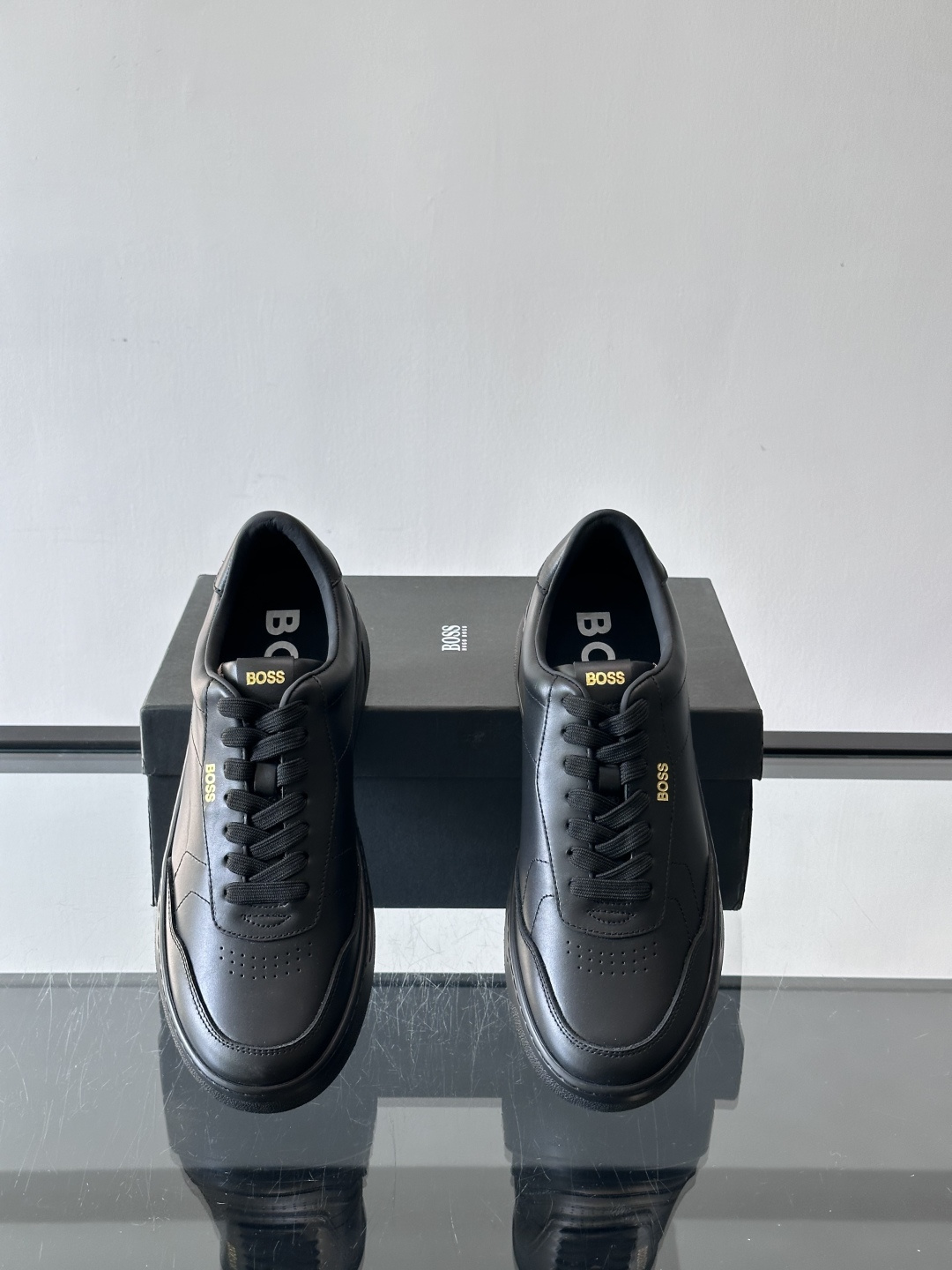 BOSS休闲板鞋，真皮反绒皮拼接，质感细腻又耐用！橡胶鞋底防滑耐磨，日常穿搭超安心。简约设计+经典小白鞋