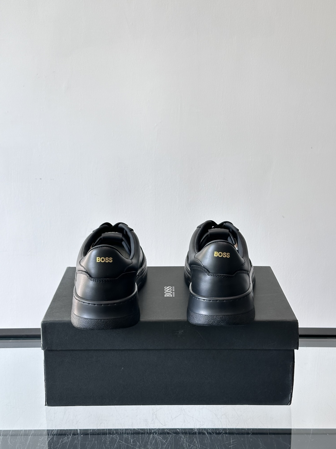 BOSS休闲板鞋，真皮反绒皮拼接，质感细腻又耐用！橡胶鞋底防滑耐磨，日常穿搭超安心。简约设计+经典小白鞋