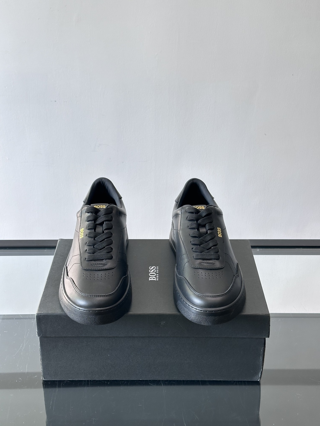 BOSS休闲板鞋，真皮反绒皮拼接，质感细腻又耐用！橡胶鞋底防滑耐磨，日常穿搭超安心。简约设计+经典小白鞋