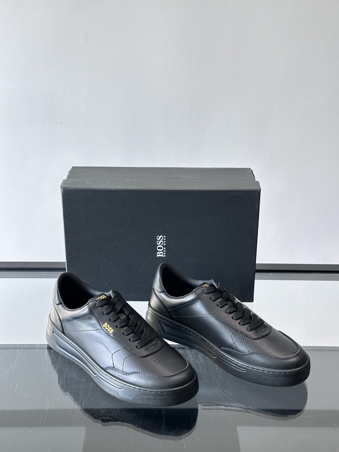 BOSS休闲板鞋，真皮反绒皮拼接，质感细腻又耐用！橡胶鞋底防滑耐磨，日常穿搭超安心。简约设计+经典小白鞋