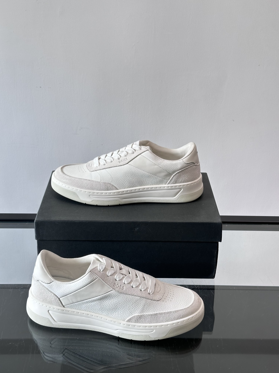 BOSS休闲板鞋，真皮反绒皮拼接，质感细腻又耐用！橡胶鞋底防滑耐磨，日常穿搭超安心。简约设计+经典小白鞋