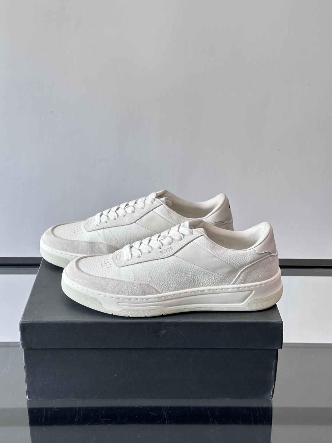 BOSS休闲板鞋，真皮反绒皮拼接，质感细腻又耐用！橡胶鞋底防滑耐磨，日常穿搭超安心。简约设计+经典小白鞋