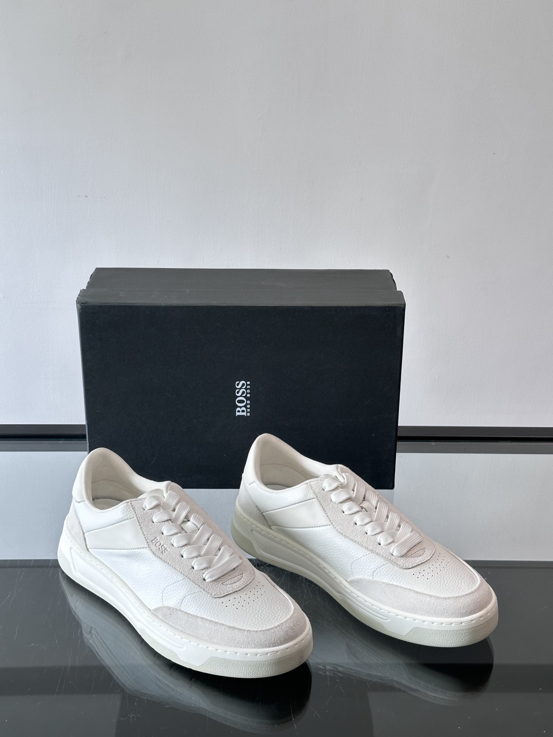 BOSS休闲板鞋，真皮反绒皮拼接，质感细腻又耐用！橡胶鞋底防滑耐磨，日常穿搭超安心。简约设计+经典小白鞋
