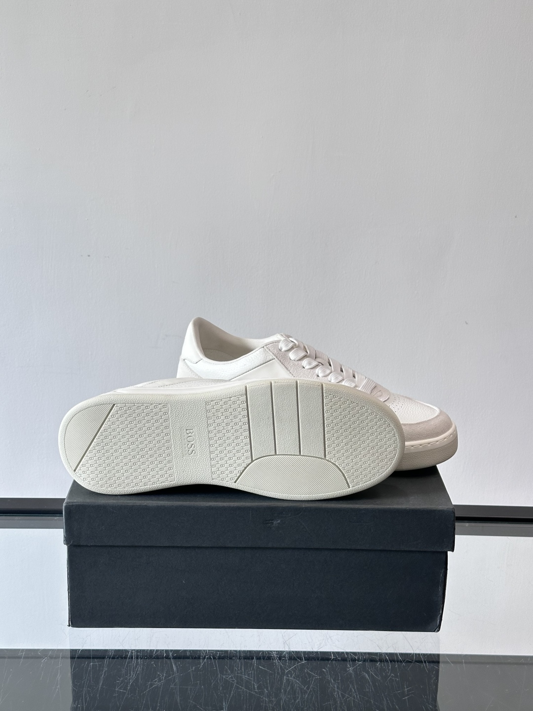 BOSS休闲板鞋，真皮反绒皮拼接，质感细腻又耐用！橡胶鞋底防滑耐磨，日常穿搭超安心。简约设计+经典小白鞋