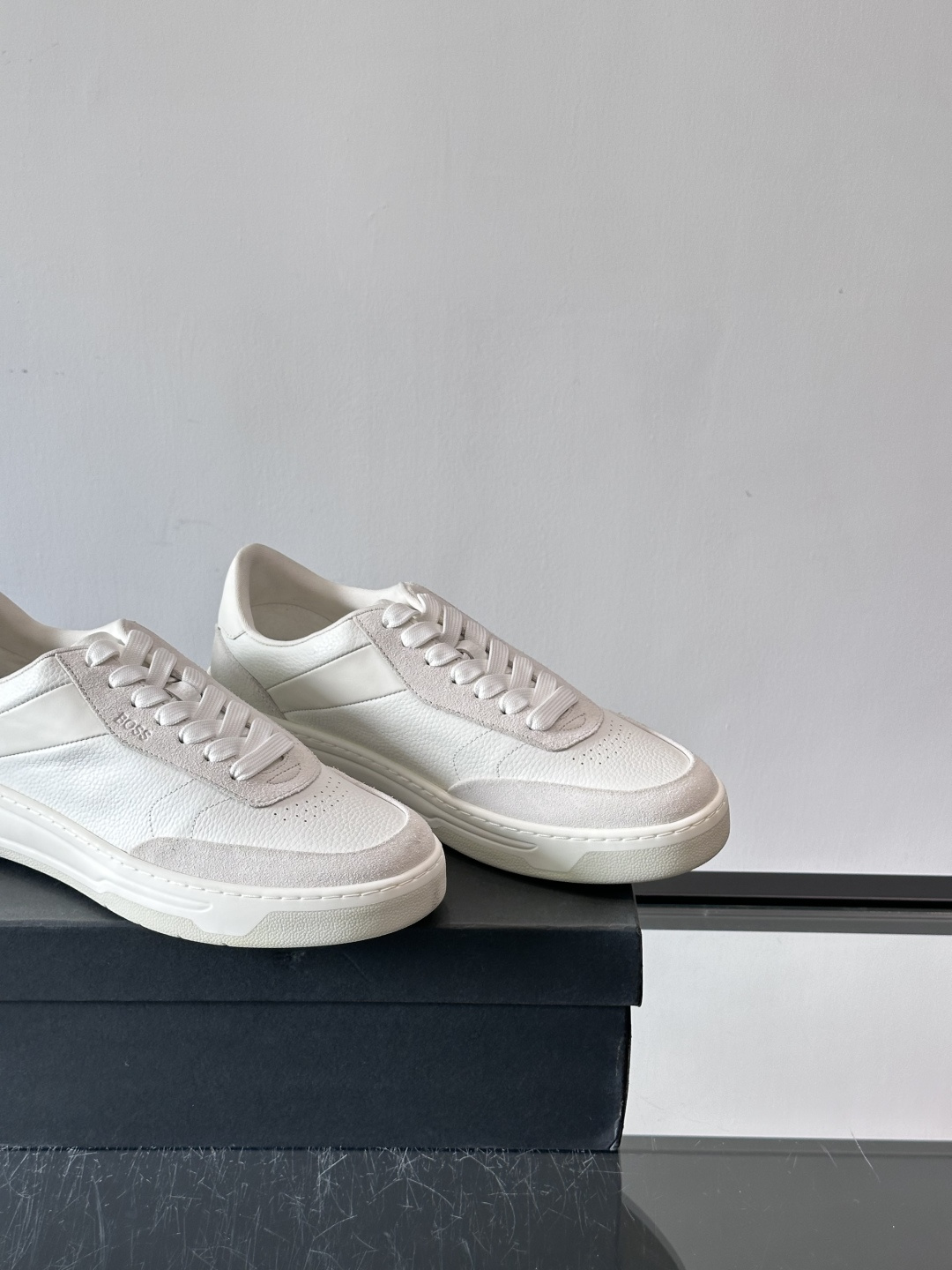 BOSS休闲板鞋，真皮反绒皮拼接，质感细腻又耐用！橡胶鞋底防滑耐磨，日常穿搭超安心。简约设计+经典小白鞋