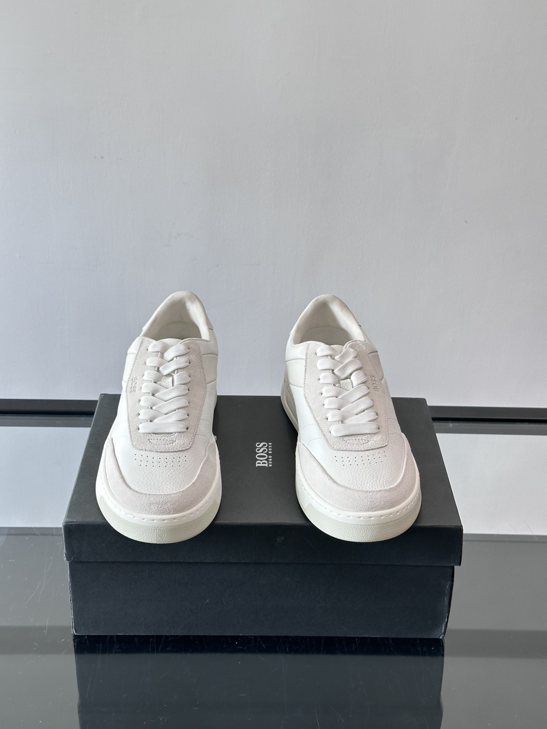 BOSS休闲板鞋，真皮反绒皮拼接，质感细腻又耐用！橡胶鞋底防滑耐磨，日常穿搭超安心。简约设计+经典小白鞋
