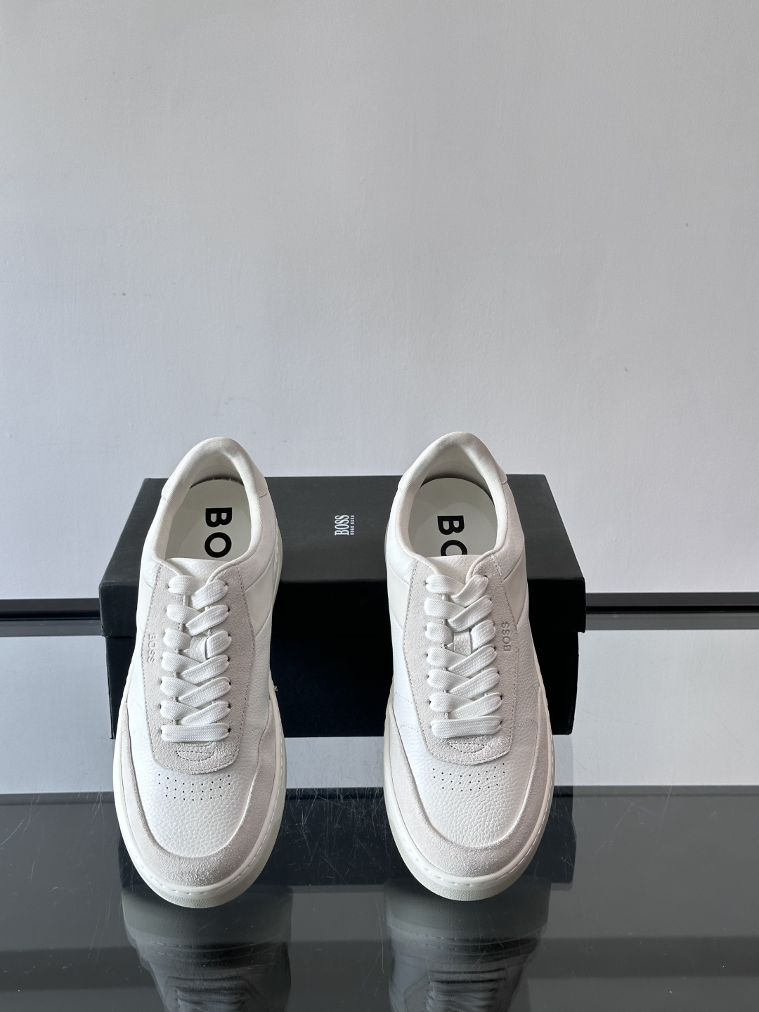 BOSS休闲板鞋，真皮反绒皮拼接，质感细腻又耐用！橡胶鞋底防滑耐磨，日常穿搭超安心。简约设计+经典小白鞋