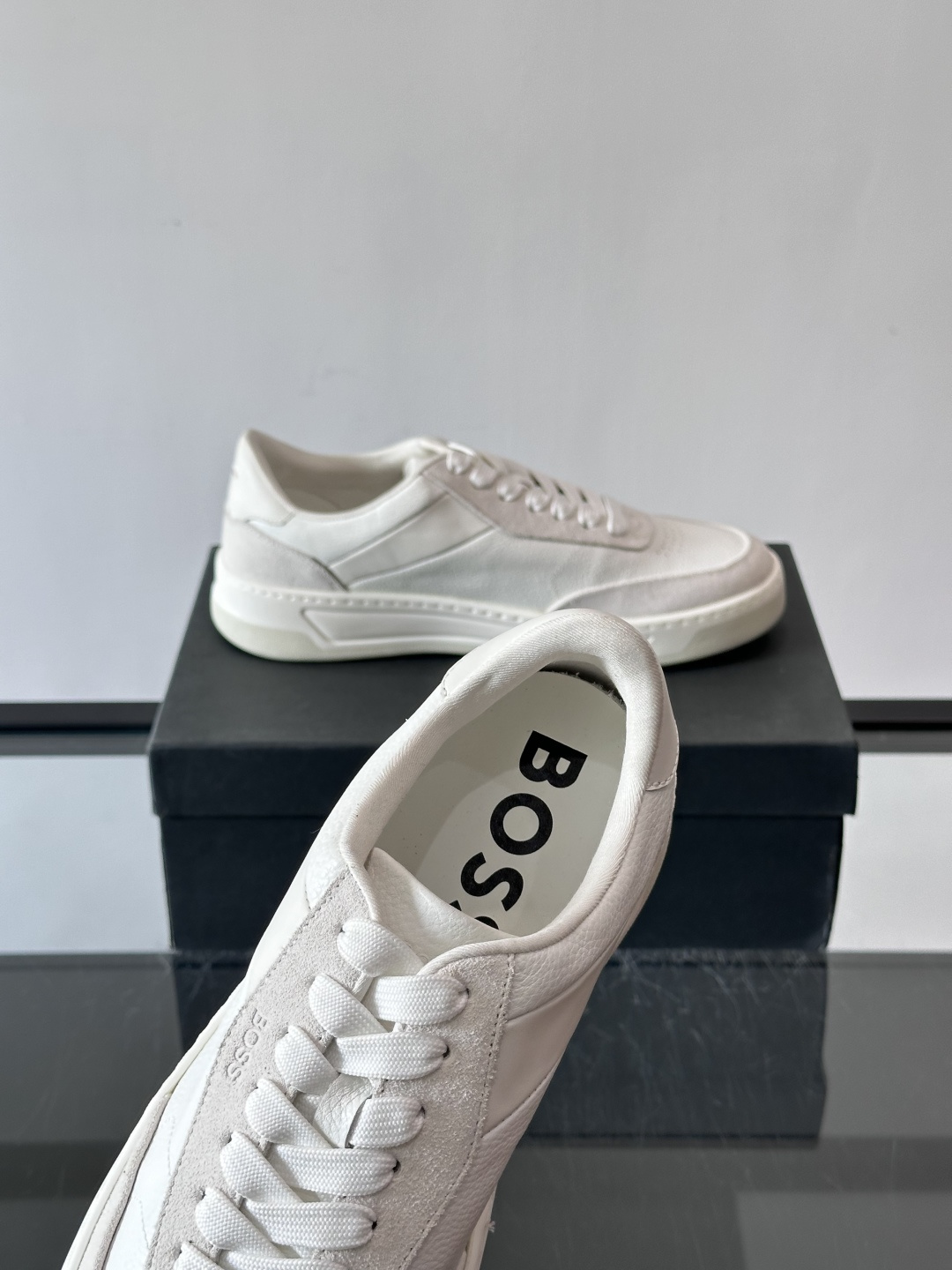 BOSS休闲板鞋，真皮反绒皮拼接，质感细腻又耐用！橡胶鞋底防滑耐磨，日常穿搭超安心。简约设计+经典小白鞋