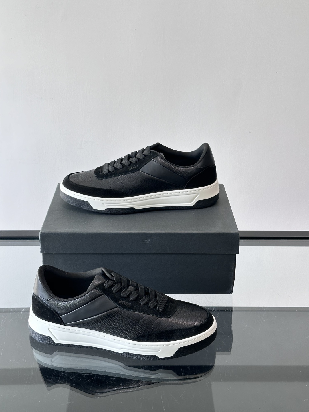 BOSS休闲板鞋，真皮反绒皮拼接，质感细腻又耐用！橡胶鞋底防滑耐磨，日常穿搭超安心。简约设计+经典小白鞋