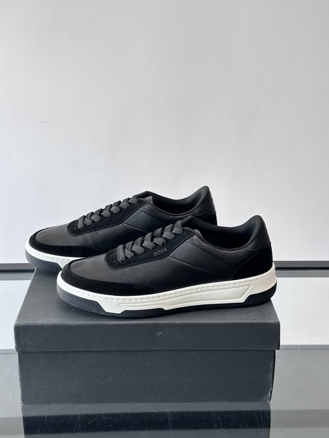 BOSS休闲板鞋，真皮反绒皮拼接，质感细腻又耐用！橡胶鞋底防滑耐磨，日常穿搭超安心。简约设计+经典小白鞋