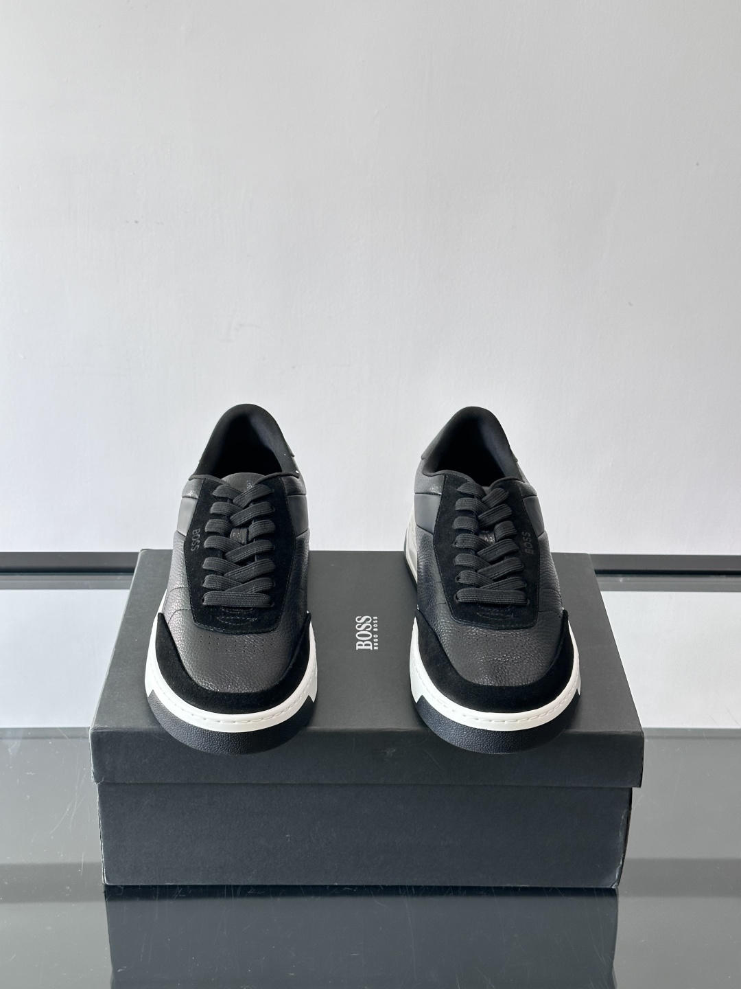 BOSS休闲板鞋，真皮反绒皮拼接，质感细腻又耐用！橡胶鞋底防滑耐磨，日常穿搭超安心。简约设计+经典小白鞋