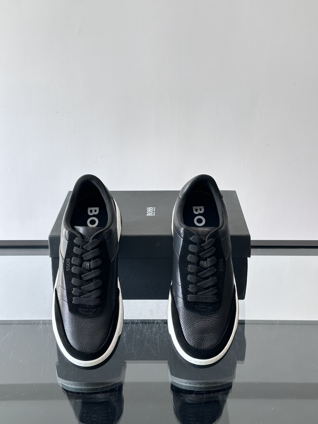 BOSS休闲板鞋，真皮反绒皮拼接，质感细腻又耐用！橡胶鞋底防滑耐磨，日常穿搭超安心。简约设计+经典小白鞋