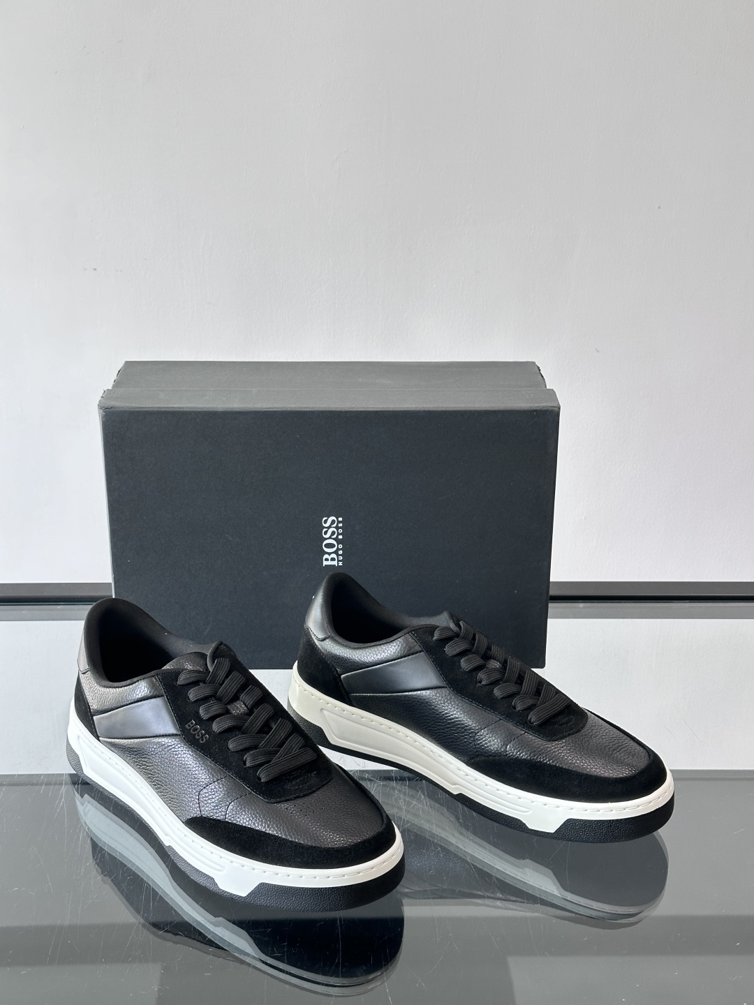 BOSS休闲板鞋，真皮反绒皮拼接，质感细腻又耐用！橡胶鞋底防滑耐磨，日常穿搭超安心。简约设计+经典小白鞋