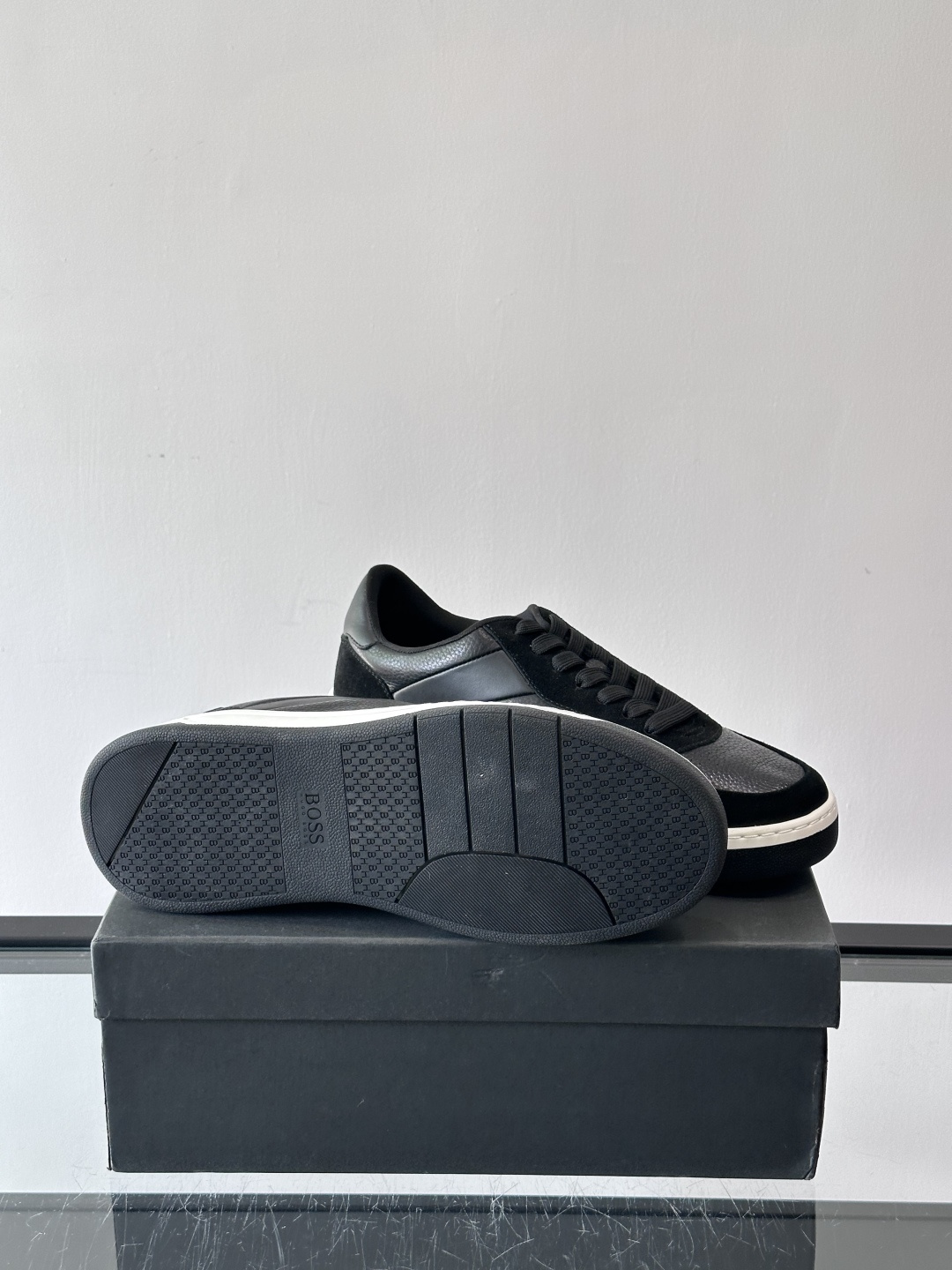 BOSS休闲板鞋，真皮反绒皮拼接，质感细腻又耐用！橡胶鞋底防滑耐磨，日常穿搭超安心。简约设计+经典小白鞋