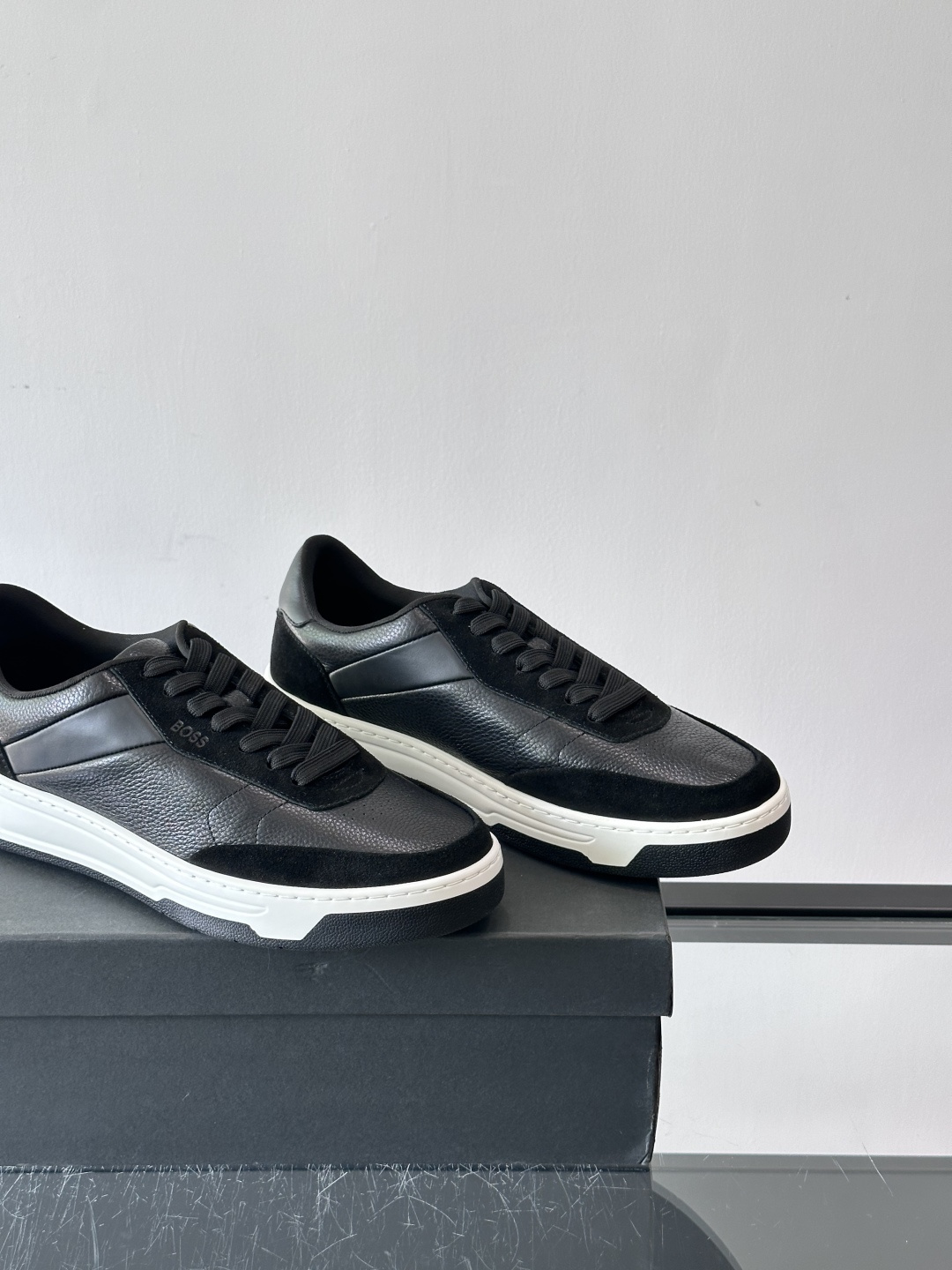 BOSS休闲板鞋，真皮反绒皮拼接，质感细腻又耐用！橡胶鞋底防滑耐磨，日常穿搭超安心。简约设计+经典小白鞋