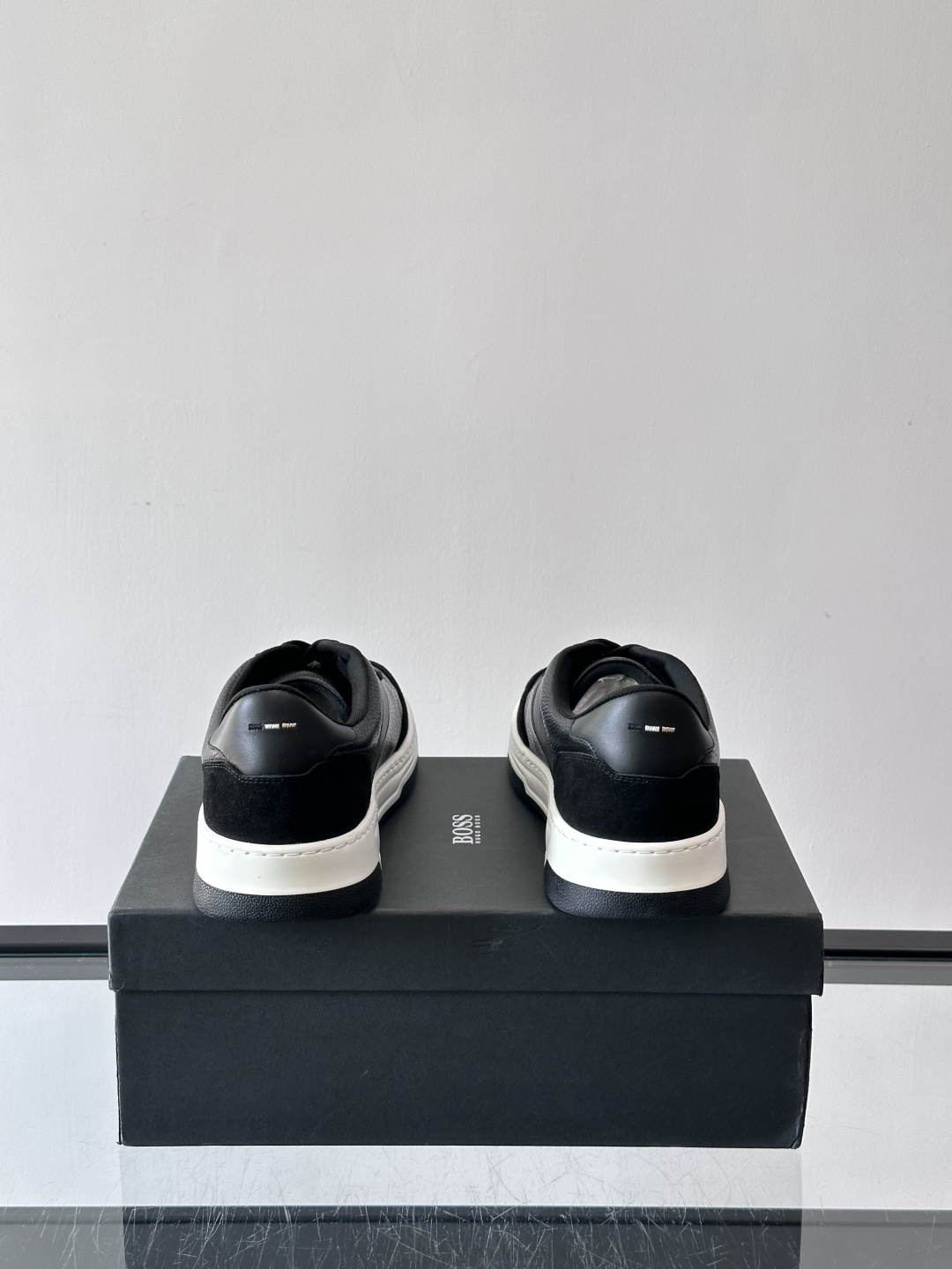 BOSS休闲板鞋，真皮反绒皮拼接，质感细腻又耐用！橡胶鞋底防滑耐磨，日常穿搭超安心。简约设计+经典小白鞋