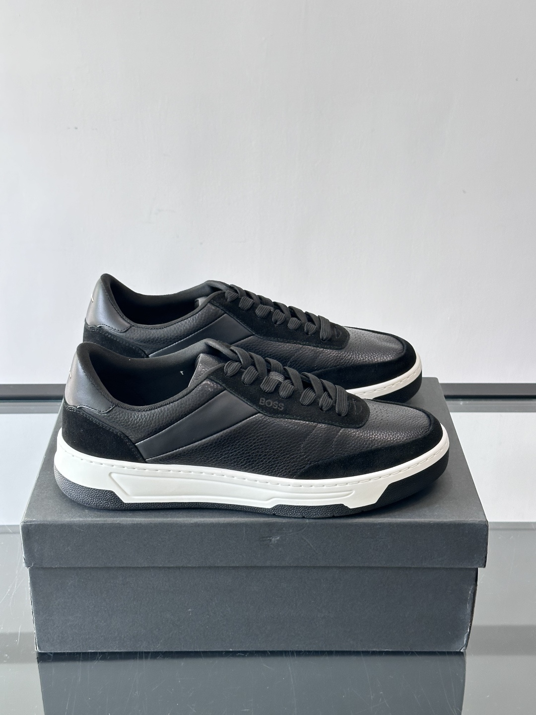 BOSS休闲板鞋，真皮反绒皮拼接，质感细腻又耐用！橡胶鞋底防滑耐磨，日常穿搭超安心。简约设计+经典小白鞋