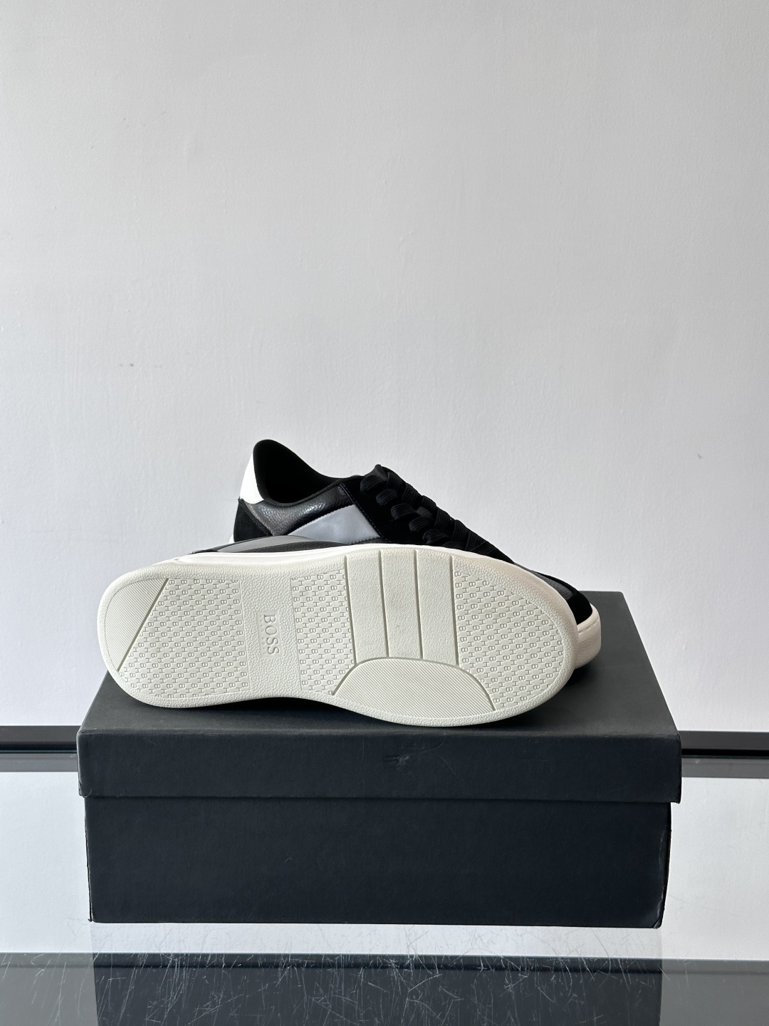 BOSS休闲板鞋，真皮反绒皮拼接，质感细腻又耐用！橡胶鞋底防滑耐磨，日常穿搭超安心。简约设计+经典小白鞋