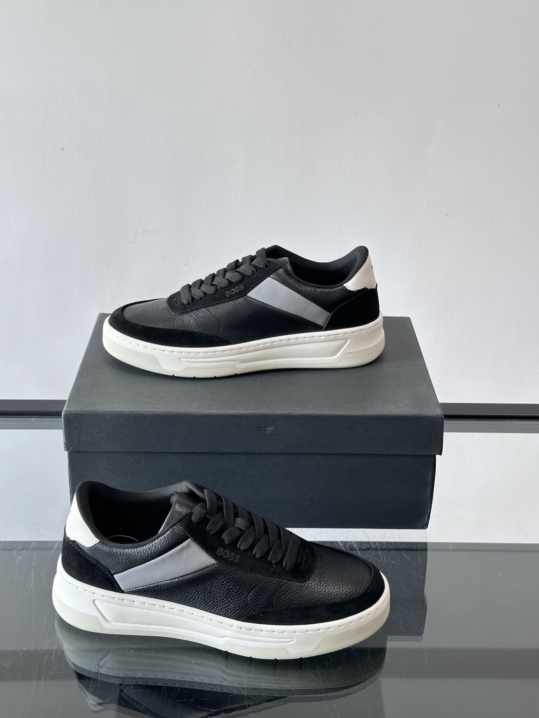 BOSS休闲板鞋，真皮反绒皮拼接，质感细腻又耐用！橡胶鞋底防滑耐磨，日常穿搭超安心。简约设计+经典小白鞋