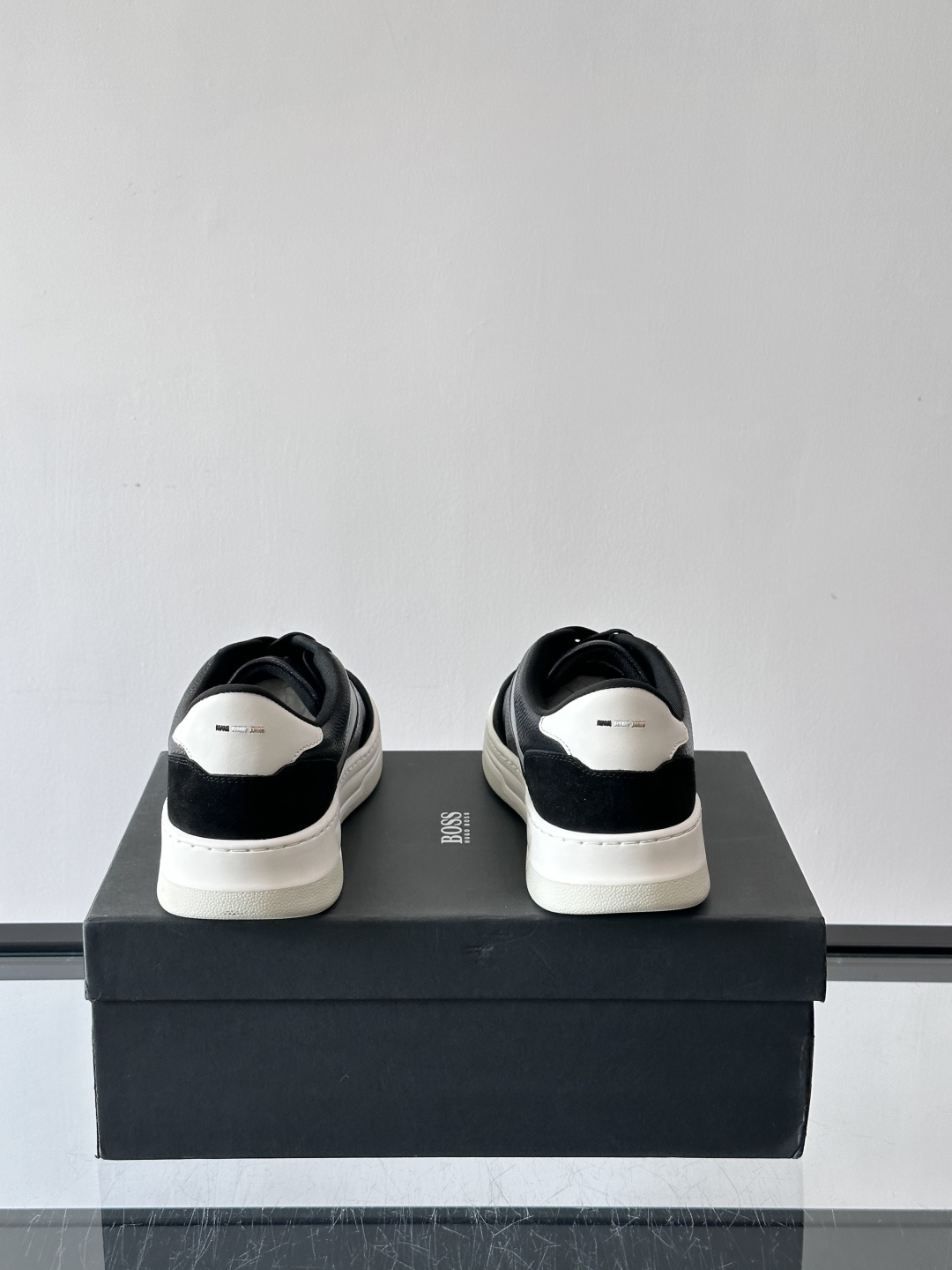 BOSS休闲板鞋，真皮反绒皮拼接，质感细腻又耐用！橡胶鞋底防滑耐磨，日常穿搭超安心。简约设计+经典小白鞋