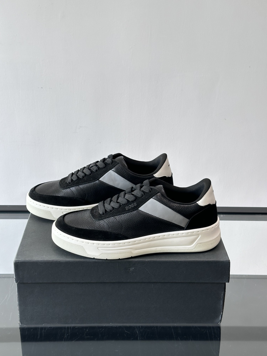 BOSS休闲板鞋，真皮反绒皮拼接，质感细腻又耐用！橡胶鞋底防滑耐磨，日常穿搭超安心。简约设计+经典小白鞋