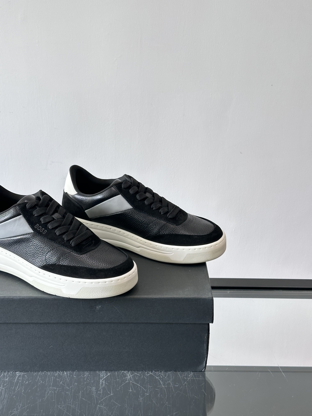BOSS休闲板鞋，真皮反绒皮拼接，质感细腻又耐用！橡胶鞋底防滑耐磨，日常穿搭超安心。简约设计+经典小白鞋