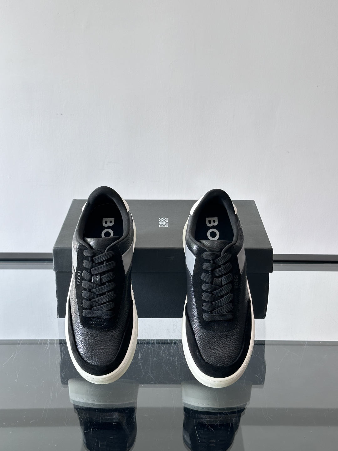 BOSS休闲板鞋，真皮反绒皮拼接，质感细腻又耐用！橡胶鞋底防滑耐磨，日常穿搭超安心。简约设计+经典小白鞋