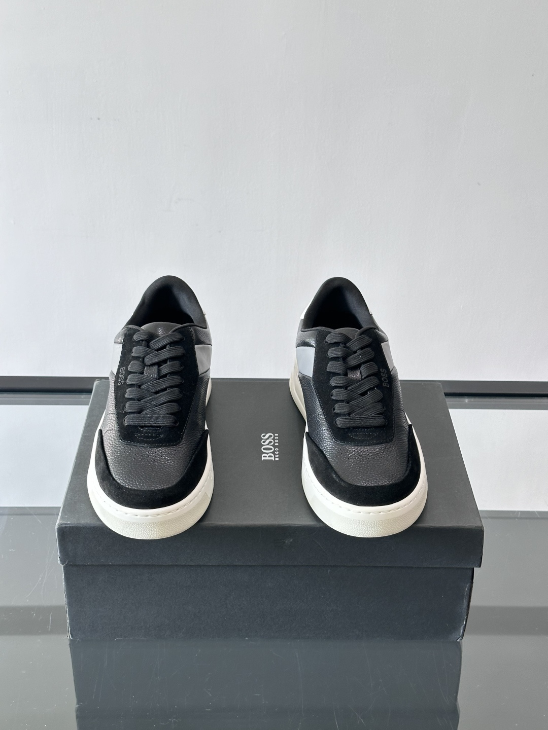 BOSS休闲板鞋，真皮反绒皮拼接，质感细腻又耐用！橡胶鞋底防滑耐磨，日常穿搭超安心。简约设计+经典小白鞋