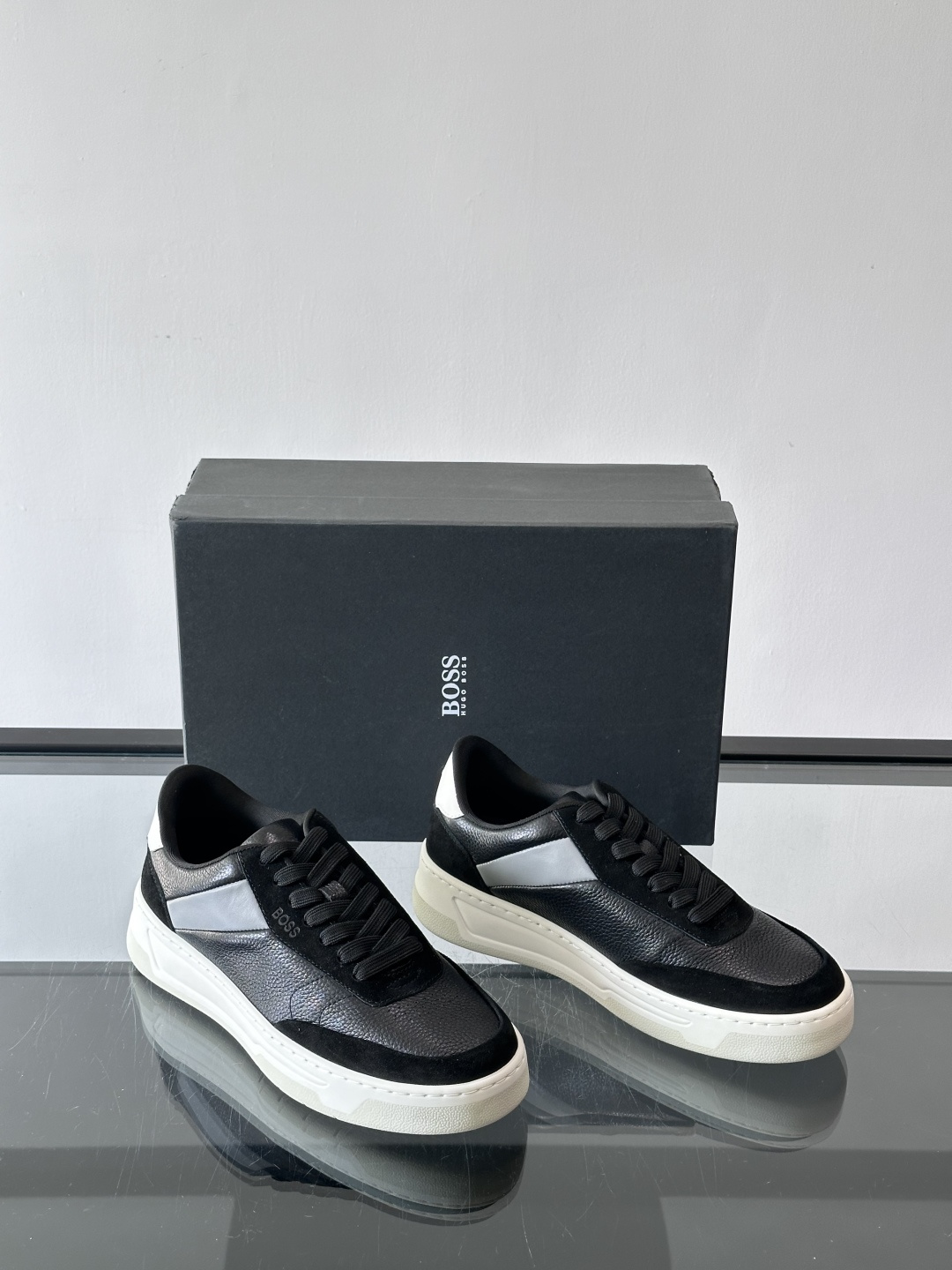 BOSS休闲板鞋，真皮反绒皮拼接，质感细腻又耐用！橡胶鞋底防滑耐磨，日常穿搭超安心。简约设计+经典小白鞋