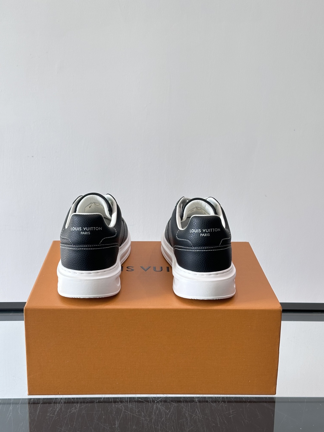 LV 休闲板鞋，选用优质牛皮粒面皮革，搭配黑色鞋带，简约又高级！鞋侧LV Logo+经典Monogram