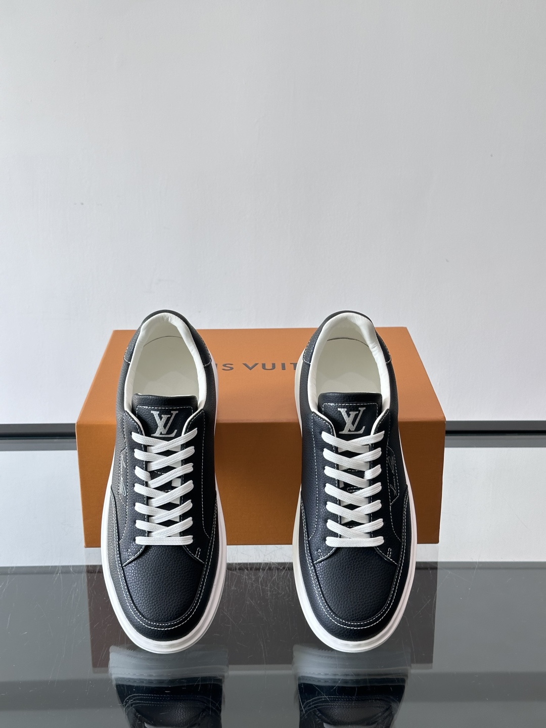 LV 休闲板鞋，选用优质牛皮粒面皮革，搭配黑色鞋带，简约又高级！鞋侧LV Logo+经典Monogram