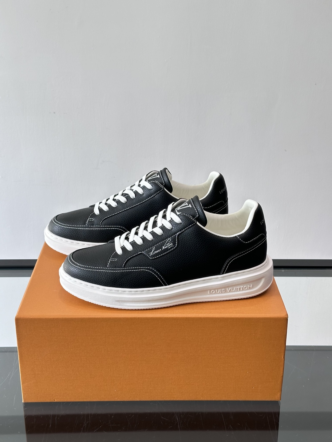 LV 休闲板鞋，选用优质牛皮粒面皮革，搭配黑色鞋带，简约又高级！鞋侧LV Logo+经典Monogram