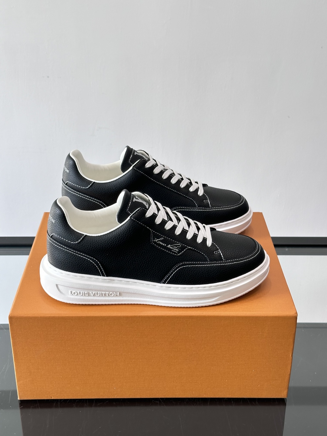 LV 休闲板鞋，选用优质牛皮粒面皮革，搭配黑色鞋带，简约又高级！鞋侧LV Logo+经典Monogram