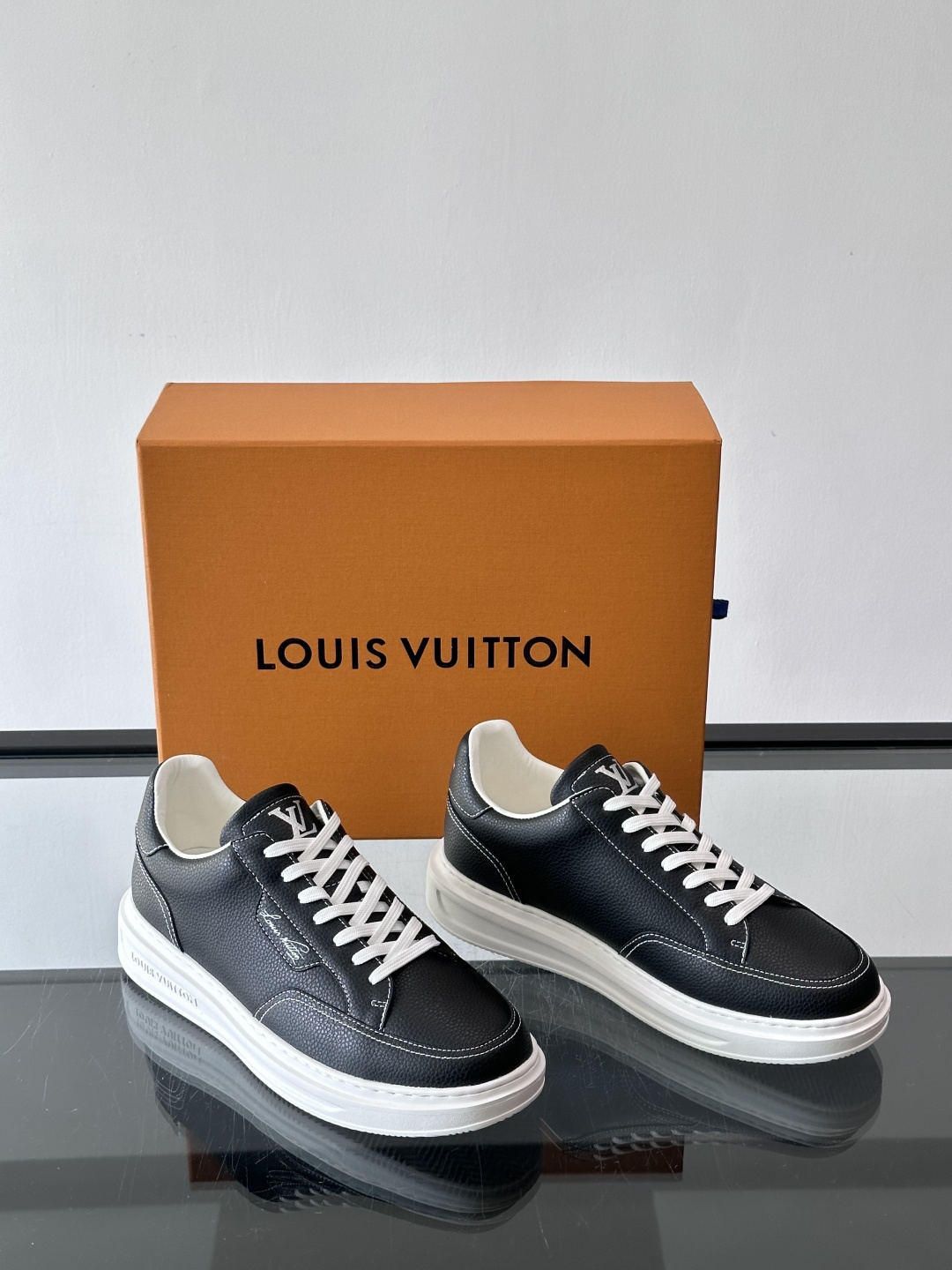 LV 休闲板鞋，选用优质牛皮粒面皮革，搭配黑色鞋带，简约又高级！鞋侧LV Logo+经典Monogram